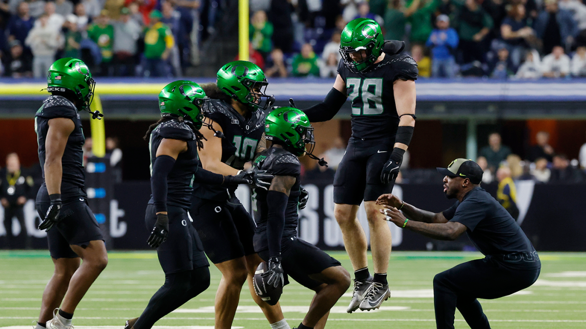 Featured image for Oregon and Notre Dame Secure Top Five Spots in Playoff Rankings