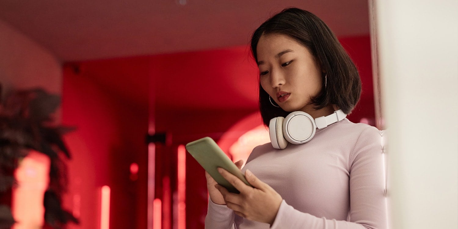 Featured image for "Mobile Phone Dependence and Social Anxiety Increase Celebrity Worship Risk"