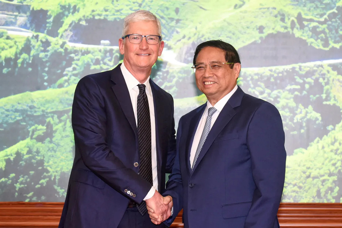 Featured image for "Apple CEO Tim Cook Boosts Investments in Vietnam Amid Supply Chain Shift"