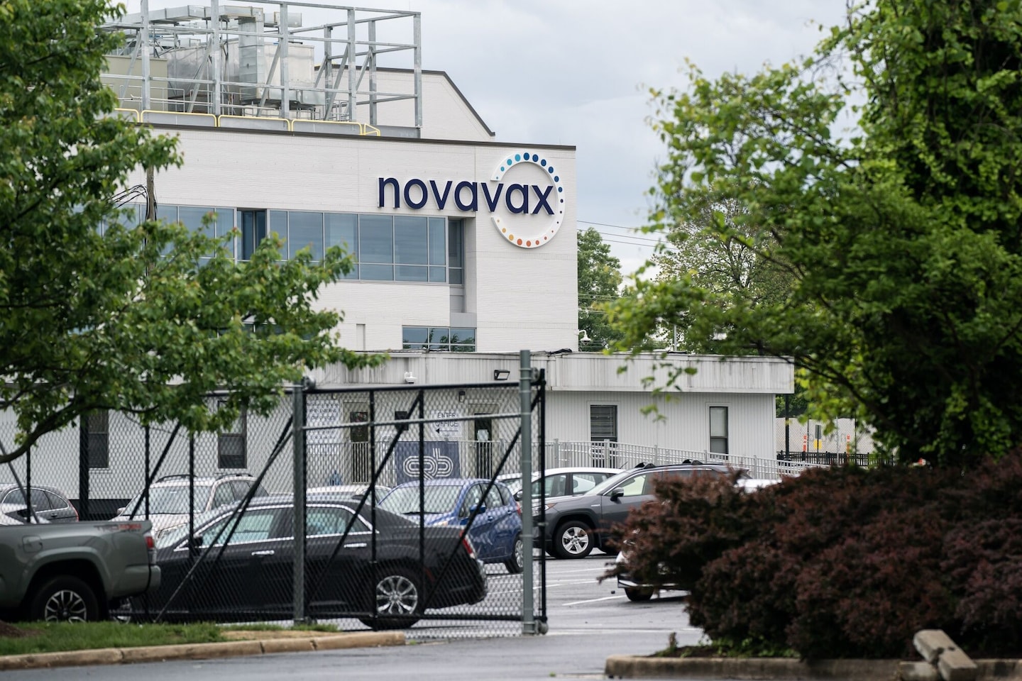 Novavax's Staff Cuts Boost Stock Prices Despite Profit Plunge