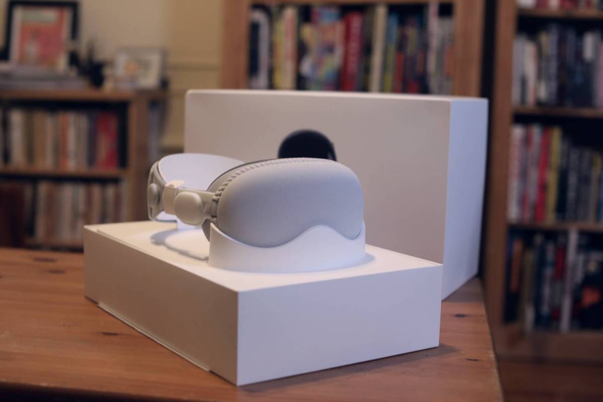 Featured image for "Apple Vision Pro: A Revolutionary Headset Sells Out with 200K Pre-Orders"