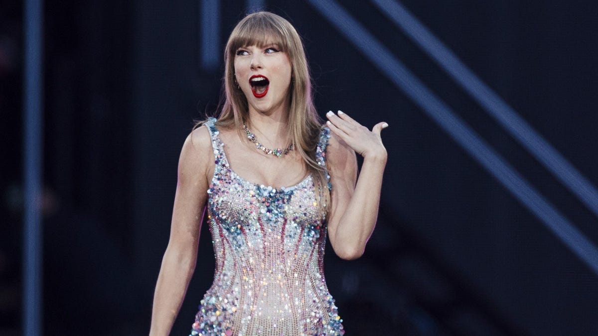 Taylor Swift Extinguishes Kitchen Fire in NYC Apartment with Gracie Abrams