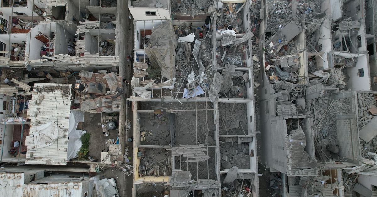 "Escalating Chaos: Gazans Overrun Aid Centres in Israel-Hamas War"