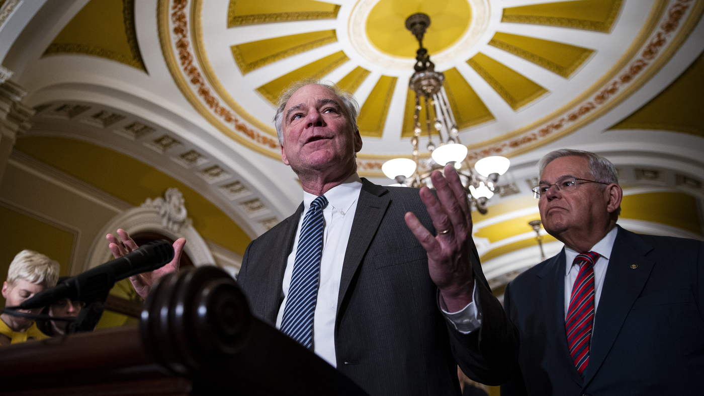 Lawmakers and Elizabeth Warren criticize response to bank failures.