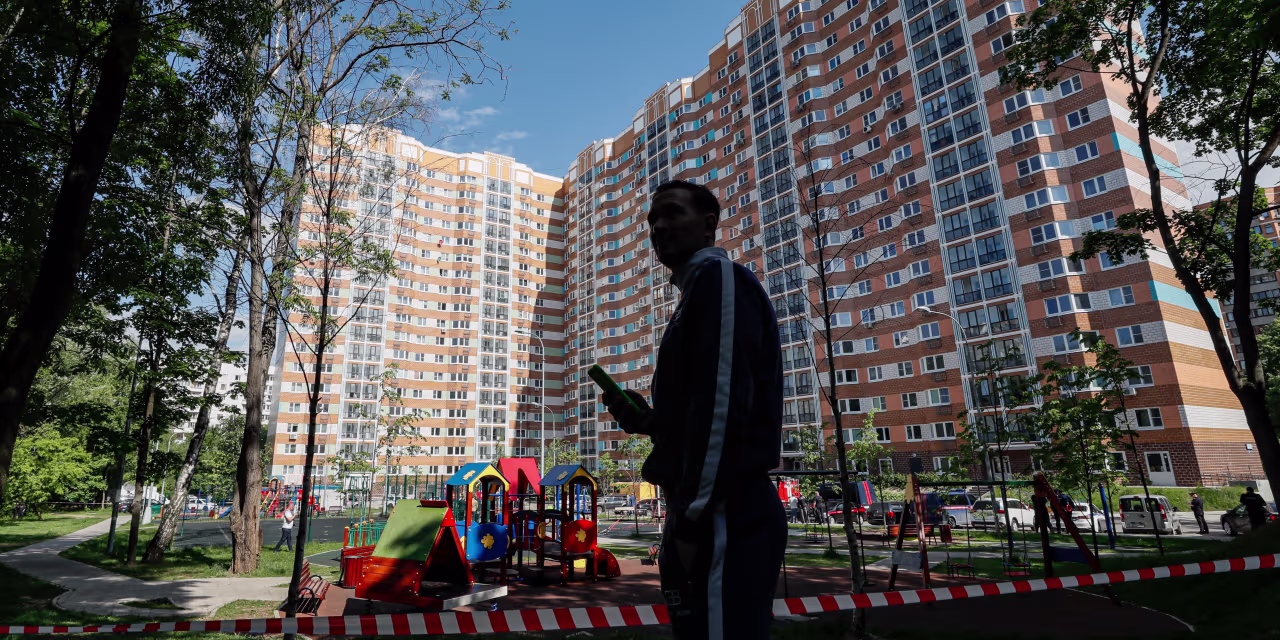 Escalating Tensions: Ukraine and Russia Engage in Warfare