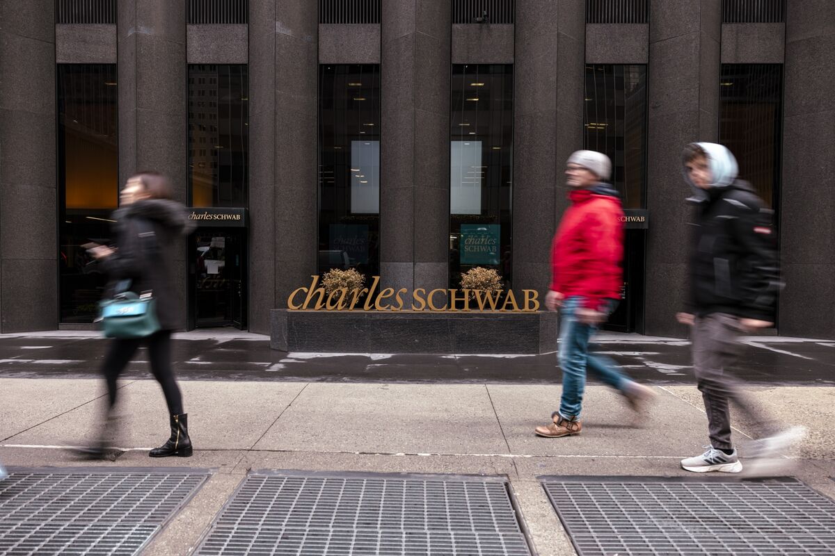 Featured image for Charles Schwab's Q4 Performance: Declining Assets and Profit Squeeze
