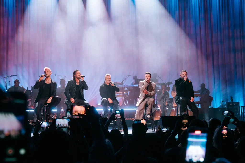 Featured image for "Justin Timberlake's Surprise *NSYNC Reunion at L.A. Concert"