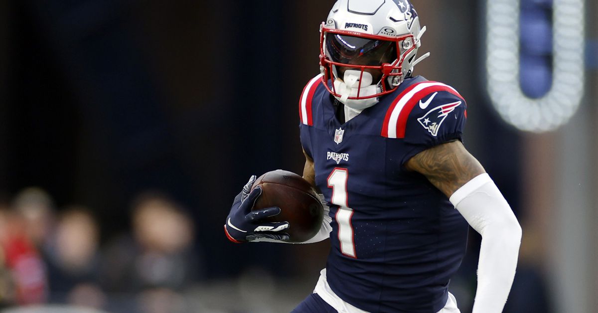 Featured image for "DeVante Parker Signs One-Year Deal with Eagles"