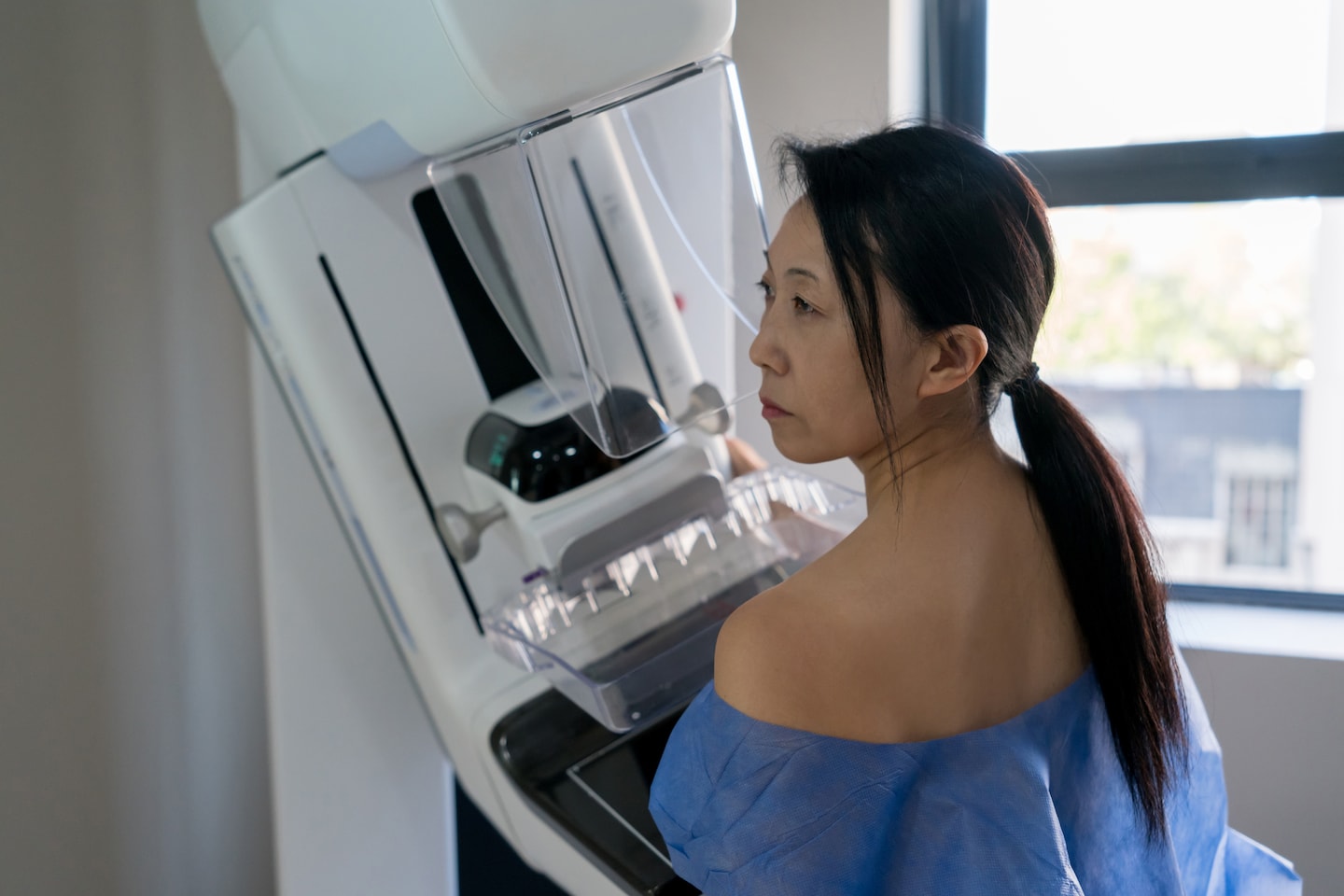 New guidelines recommend mammograms for women at age 40.