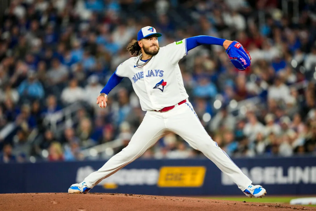Blue Jays' Ponce Leaves Season Opener with Right Knee Injury