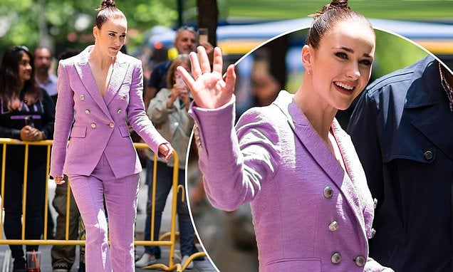 Featured image for Rachel Brosnahan Addresses Lois Lane Casting Rumors for 'Superman: Legacy'