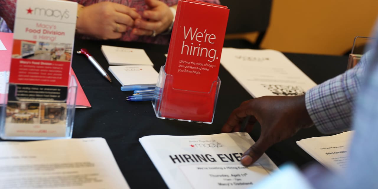 "US Jobless Claims Rise Despite Tight Labor Market"