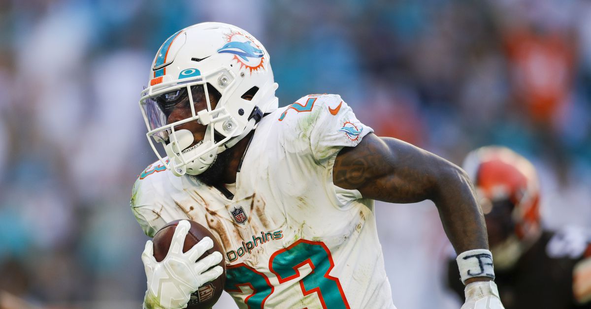 Featured image for Miami Dolphins Secure RB Duo for 2 More Years in Free Agency