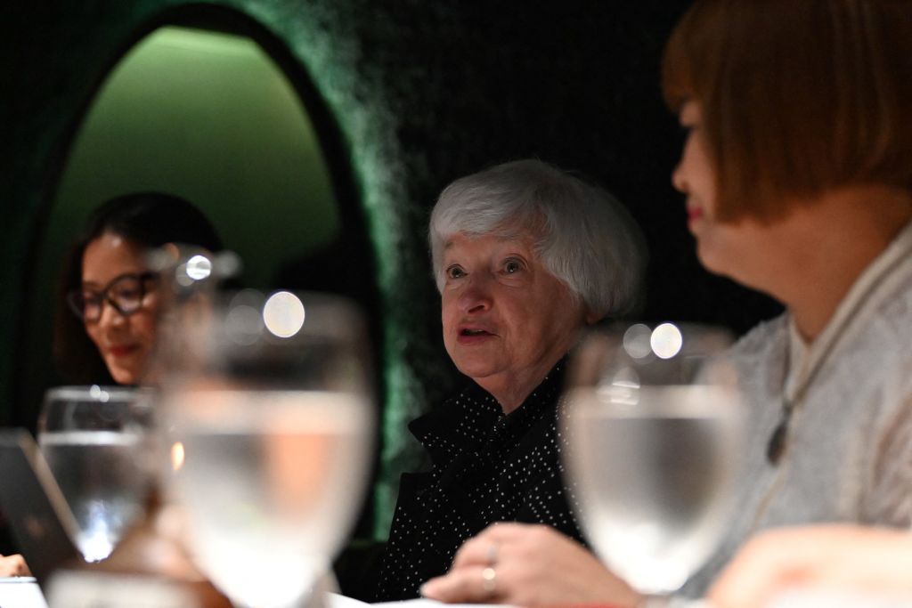 Featured image for Recession Warning Signs: Economists Predict Impending Economic Downturn