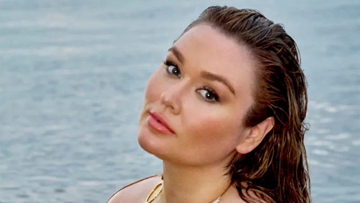 Featured image for "Model Hunter McGrady Celebrates Natural Beauty with Unfiltered Images"