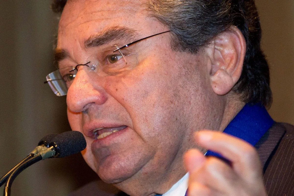 "NYCB's Rise and Fall: CEO Changes, Rating Downgrades, and Real Estate Warnings"