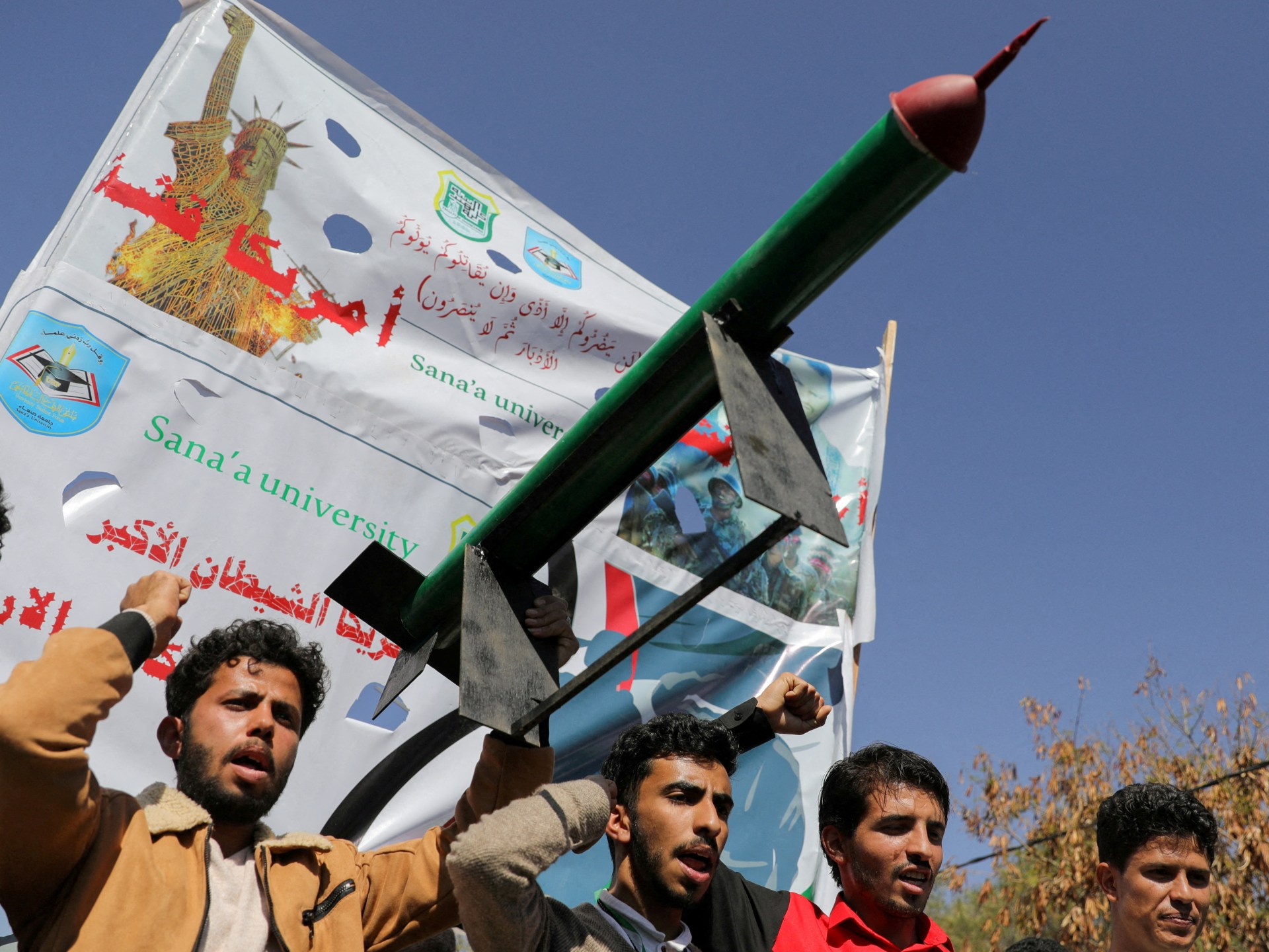 "US and UK Conduct Joint Strikes on Houthi Targets Amid Red Sea Ship Attacks"