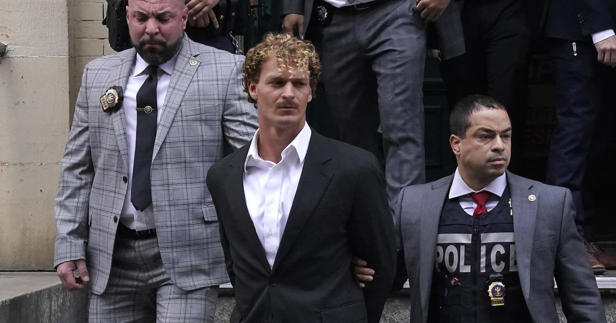 Former Marine accused in NYC subway chokehold death out on bail