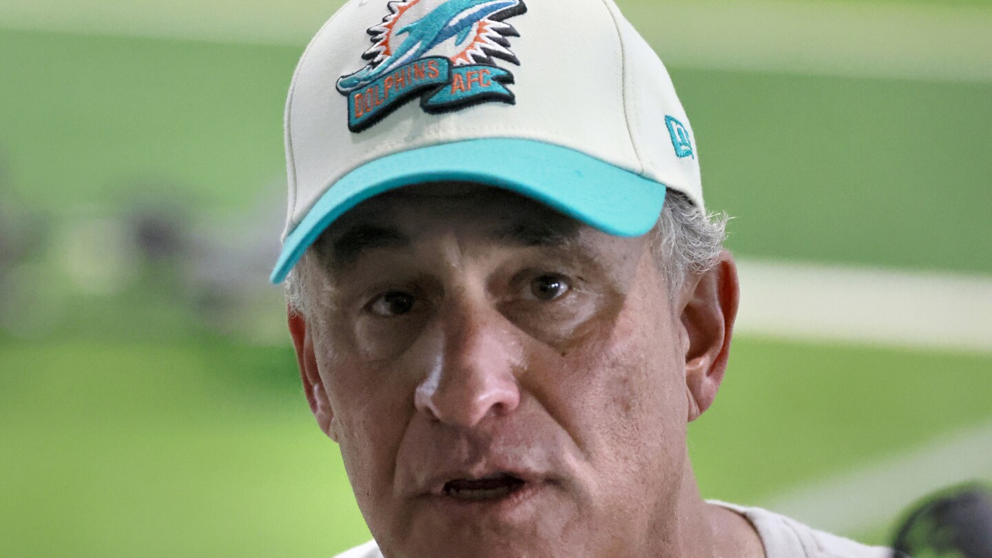 "Dolphins' Defensive Coordinator Vic Fangio Reflects on Eagles Experience, Acknowledges Their Advantage"