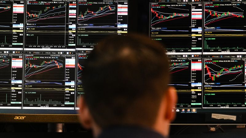 US Stock Market Sees Mixed Results Amidst Tech Love and Bearish Bets.