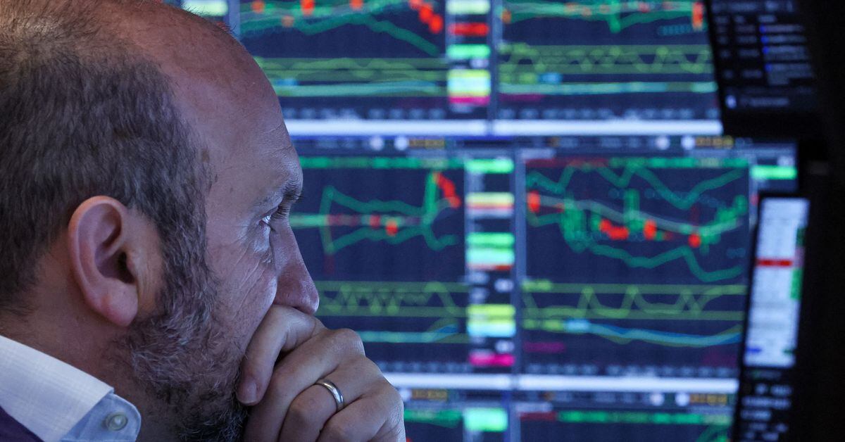 Tech shares drag down S&P 500 and Nasdaq while traders bet on market decline.