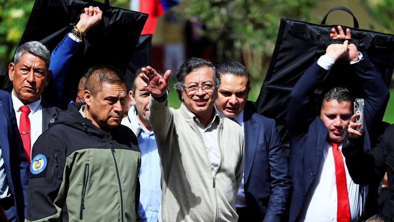 Featured image for Colombia's President Faces Growing Crisis