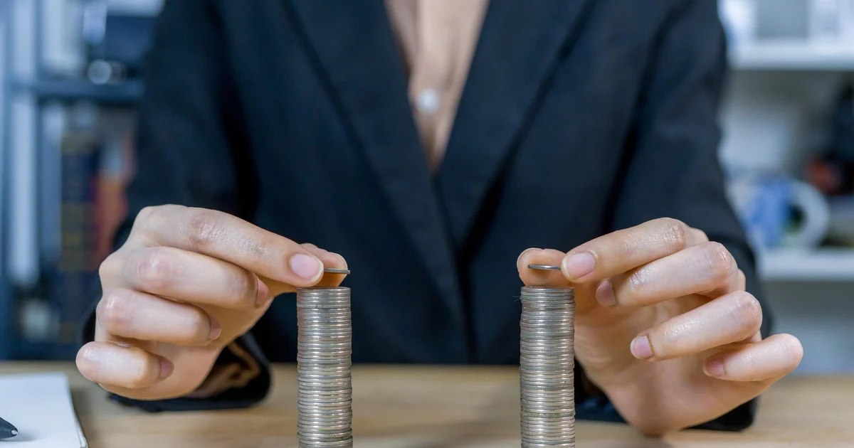 Featured image for Comparing CDs and Savings Accounts: Which Offers Better Returns Now?