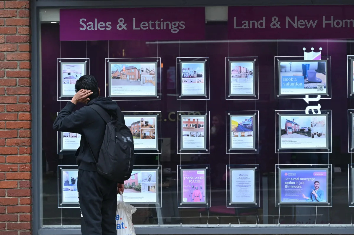 Mortgage Rates Surge Above 7% Again