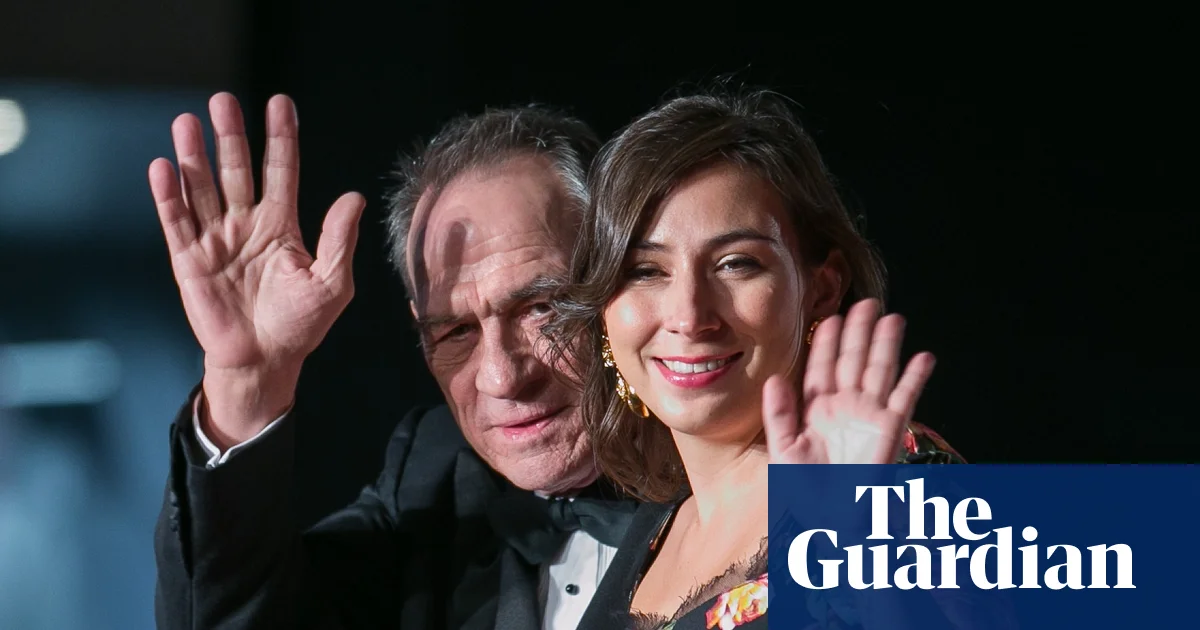 Featured image for Family of Tommy Lee Jones Mourns Daughter Victoria's Death