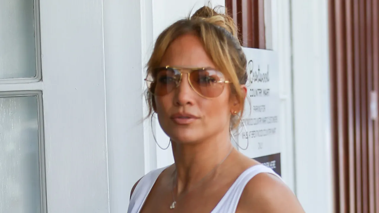 Featured image for "Jennifer Lopez's Hamptons Style: Floral Prints and Statement Belts à la Blair Waldorf"