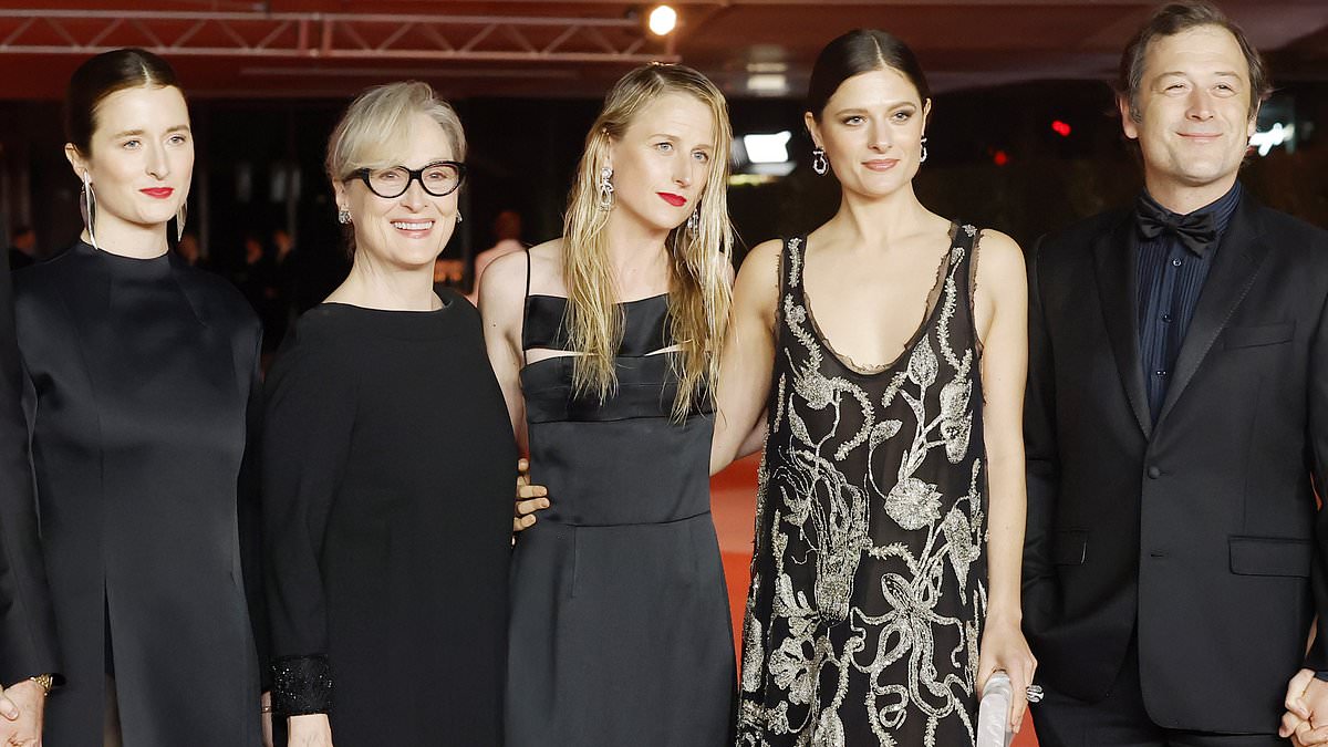 Featured image for Meryl Streep's Rare Family Photo: Posing with All Four Kids