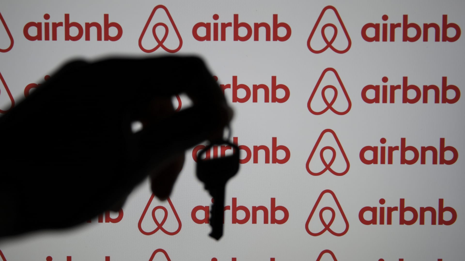 "Airbnb Prohibits Indoor Security Cameras to Safeguard Guest Privacy"