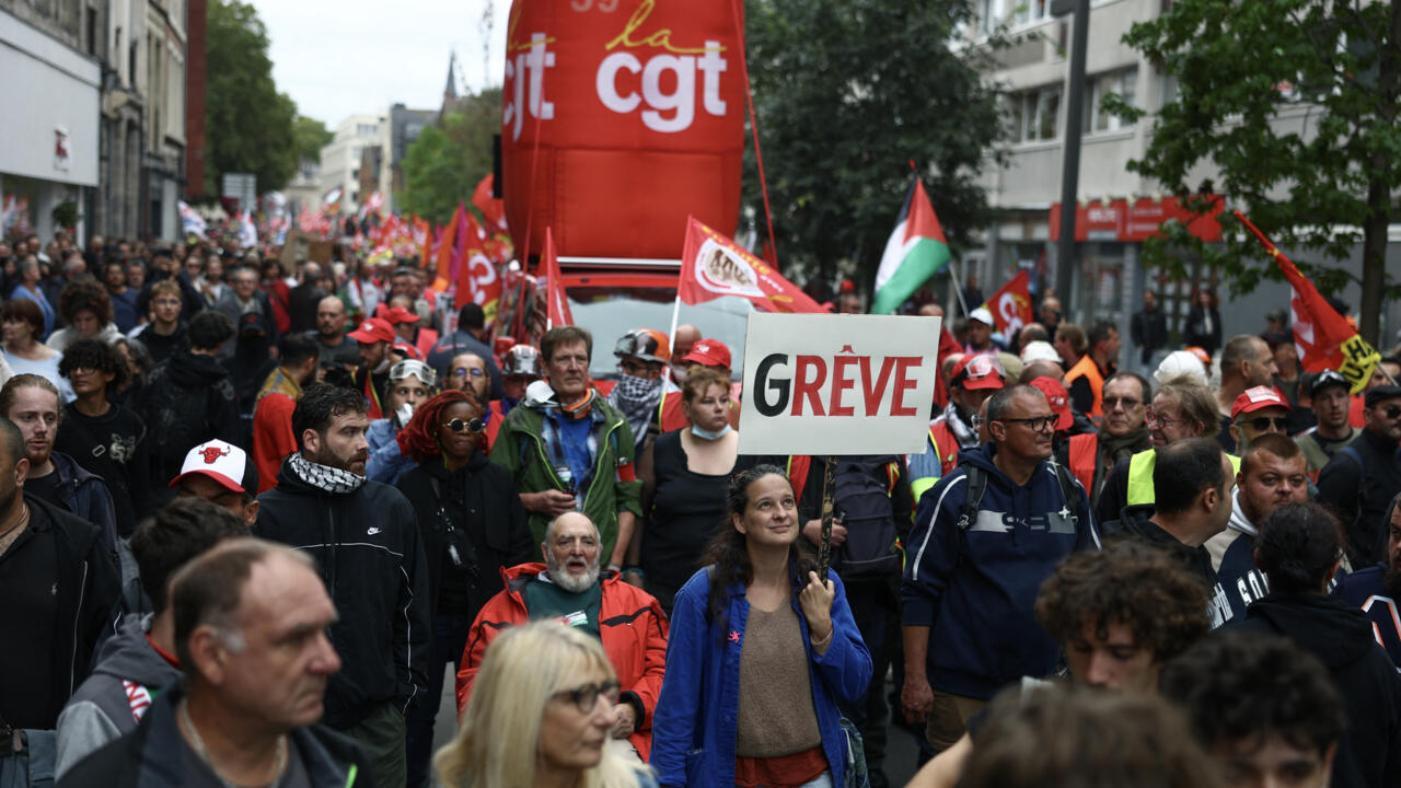 Featured image for Massive Protests and Strikes in France Ahead of Budget Announcement