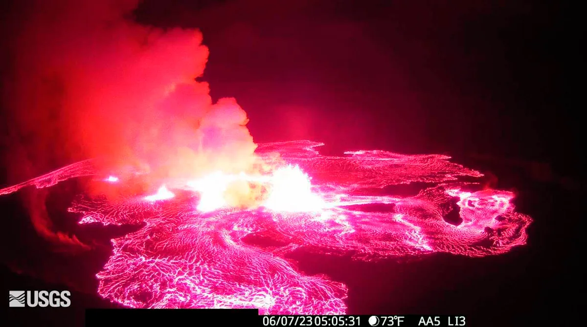Kilauea Volcano Erupts with Spectacular Lava Fountains in Hawaii