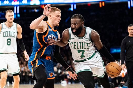 "Celtics Extend Winning Streak with Dominant Victory Over Knicks"
