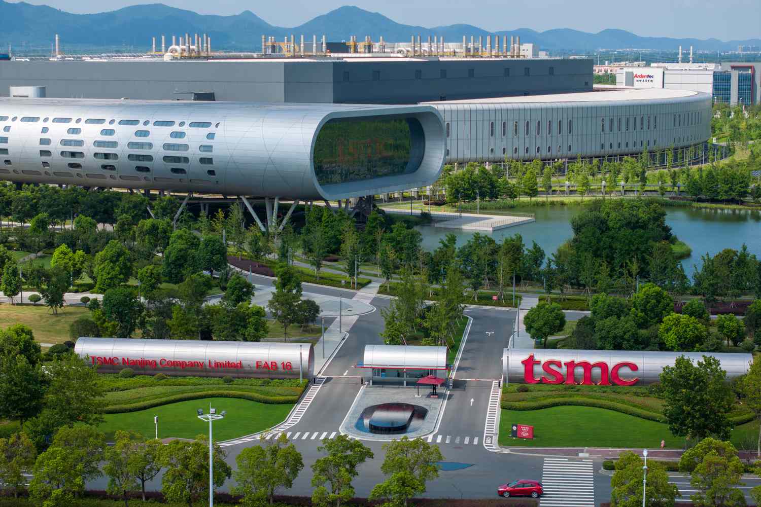 TSMC's Stock Slides Despite Beating Q1 Earnings Expectations
