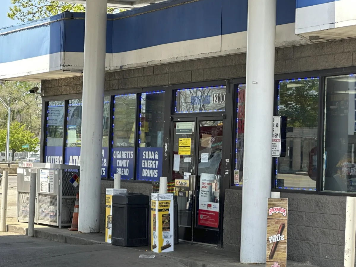 Detroit gas station clerk charged for locking customers before shooting