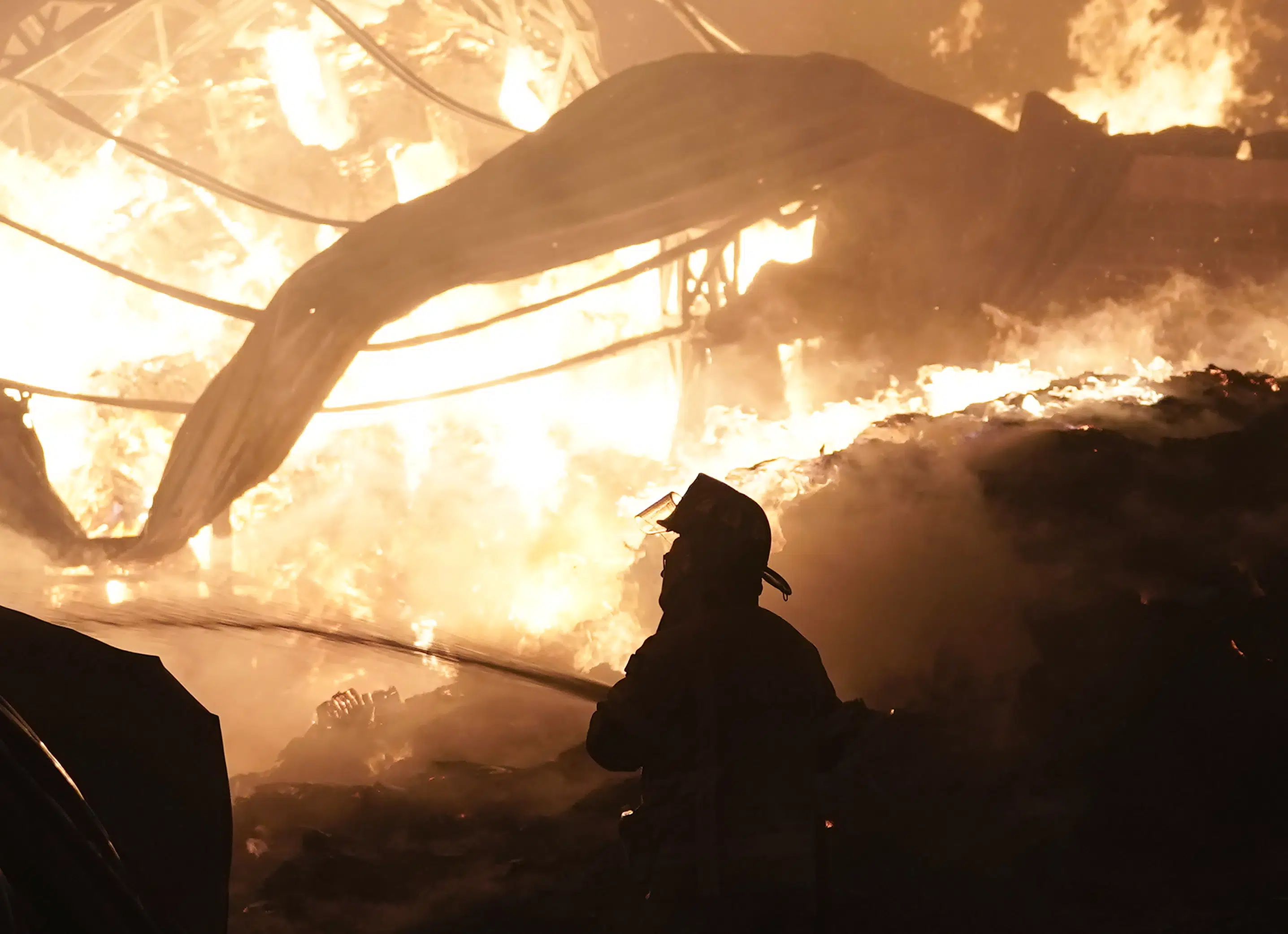 Featured image for Massive Fire Engulfs Mexican Market, Firefighters on Scene