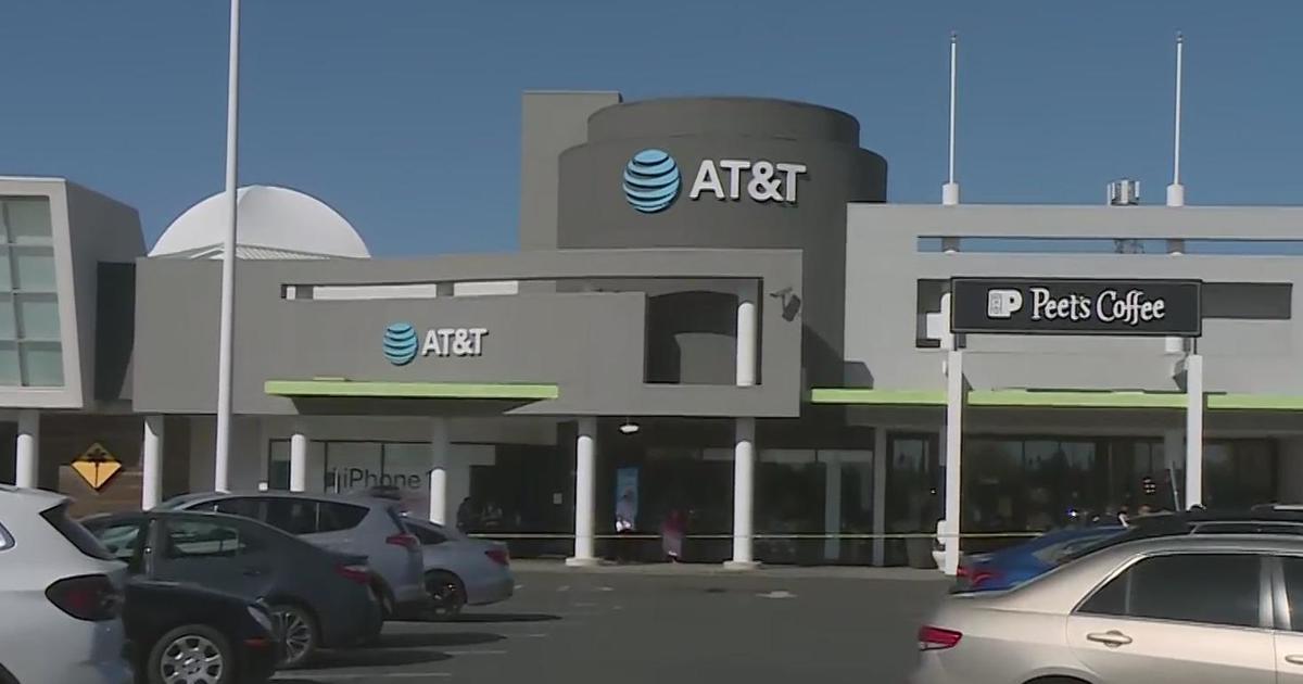 Featured image for "Double Homicide Suspect Shoots Himself Near Sacramento Mall"