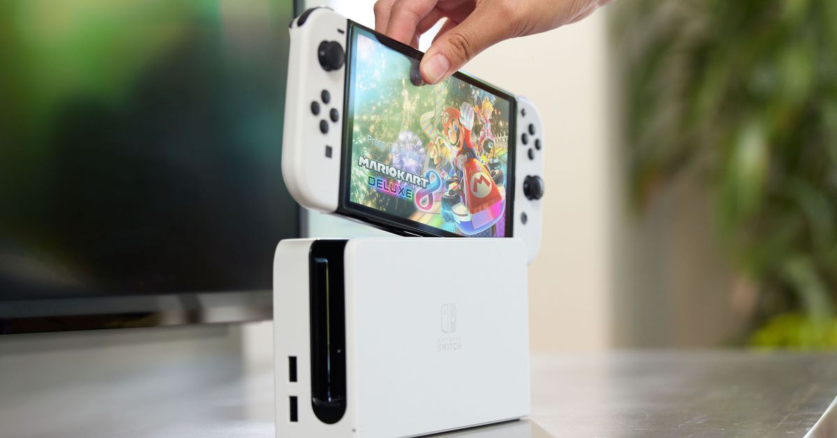 "Comparing Nintendo Switch 2 to Steam Deck: Backward Compatibility, Performance, and Release Date"