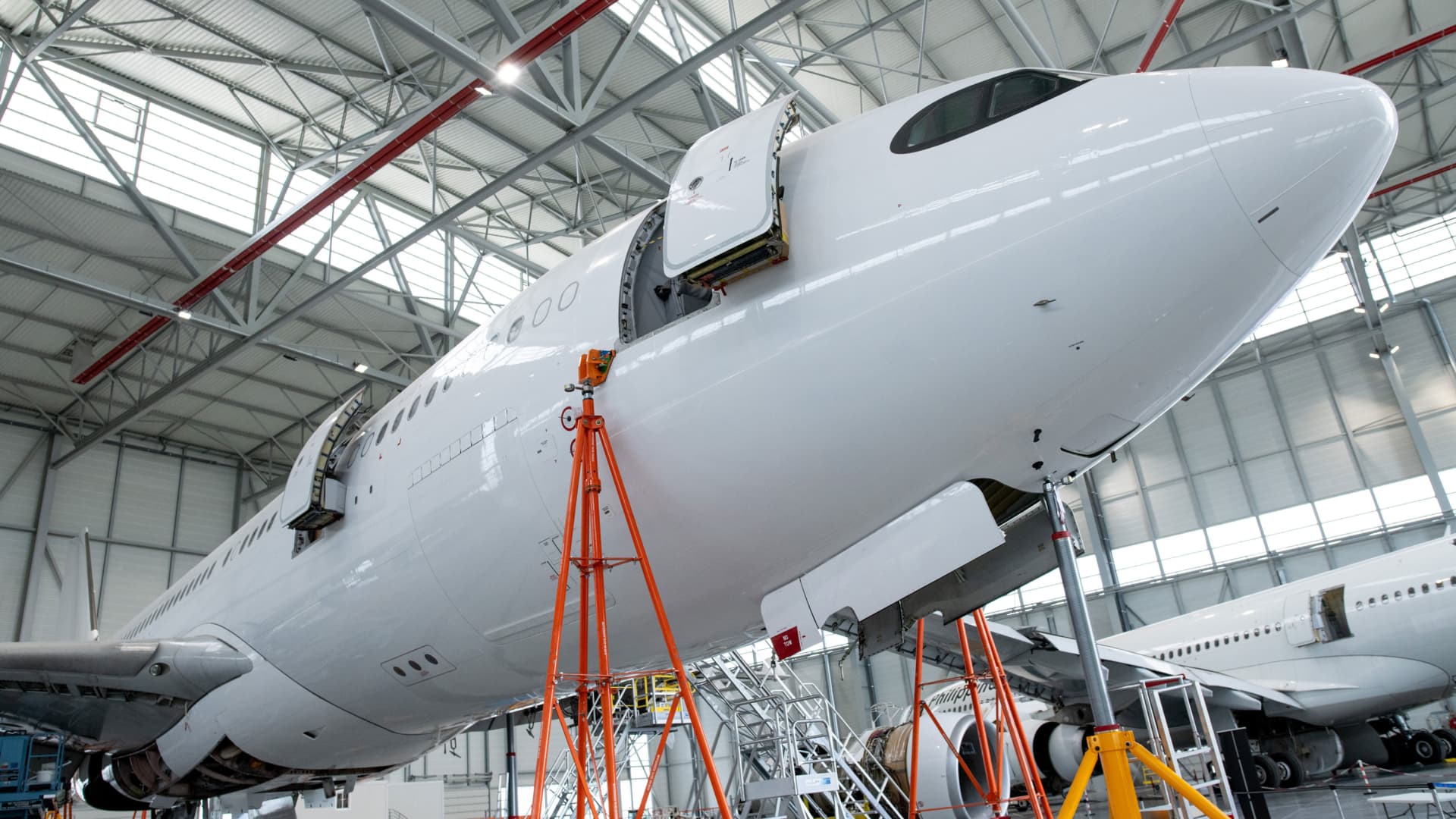 Featured image for Airbus Maintains Lead Over Boeing with 800 Aircraft Deliveries Target for 2024