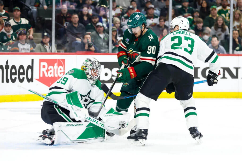 Oettinger's heroics lead Stars to tie series.