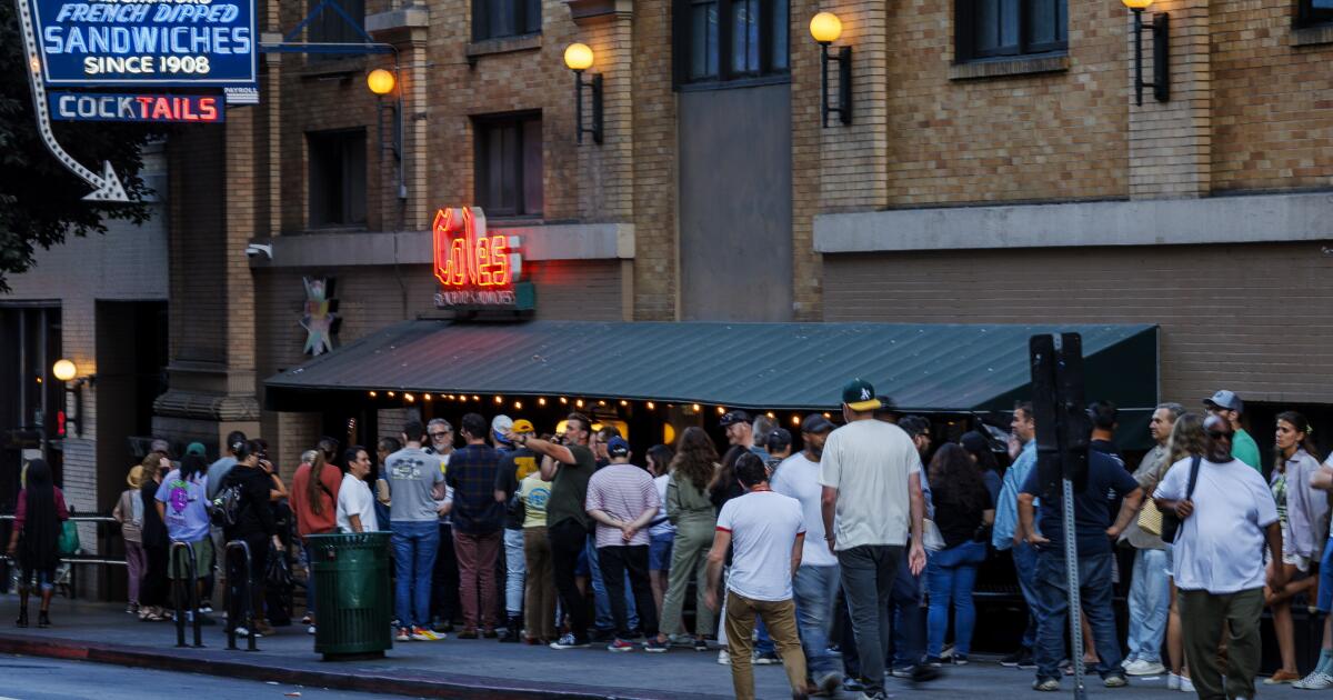 Featured image for Fans Line Up Hours Before Restaurant Closure
