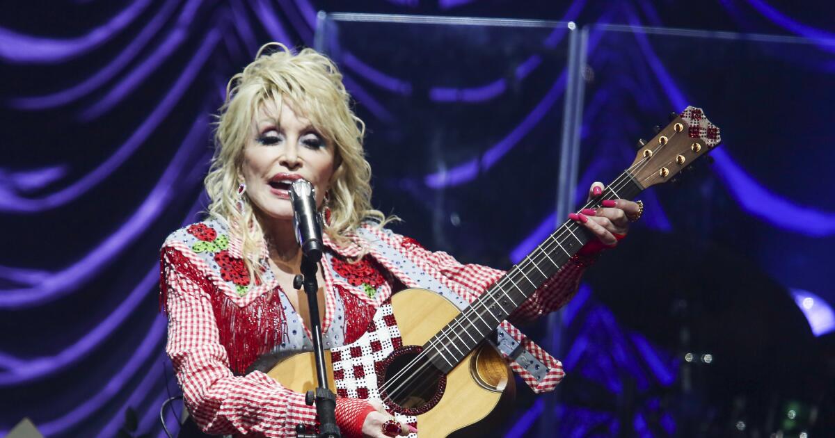 Featured image for Dolly Parton's Sister Urges Fans to Pray for Her Health