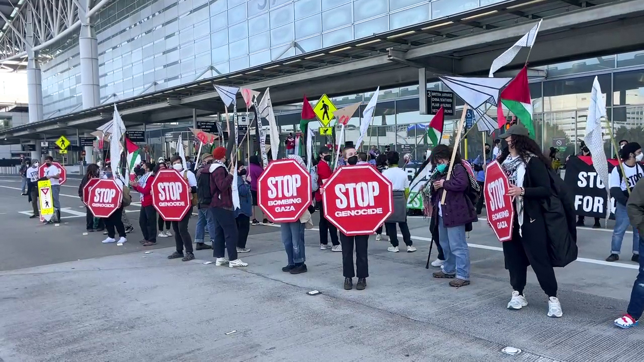Featured image for Gaza Ceasefire Protesters Disrupt SFO Travelers