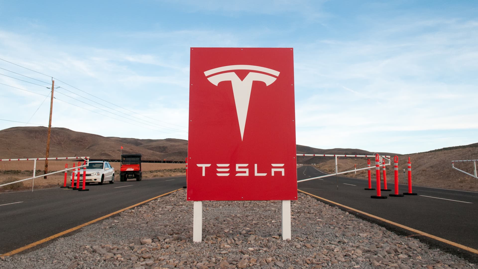 Featured image for Tesla Boosts Pay for Nevada Gigafactory Workers, Deters Unionization