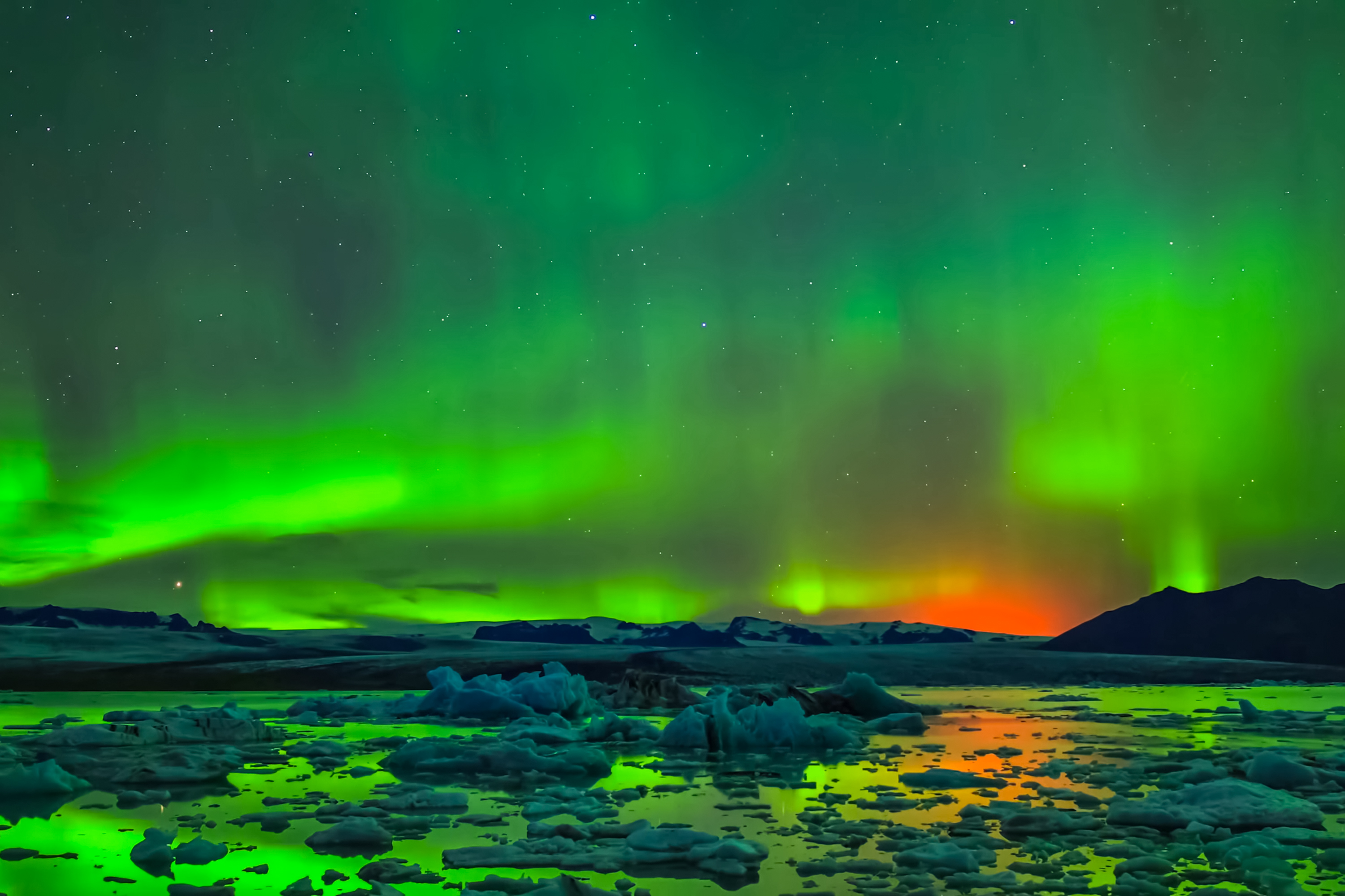 Auroras in Night Sky Self-Destructing in Pulsating Display