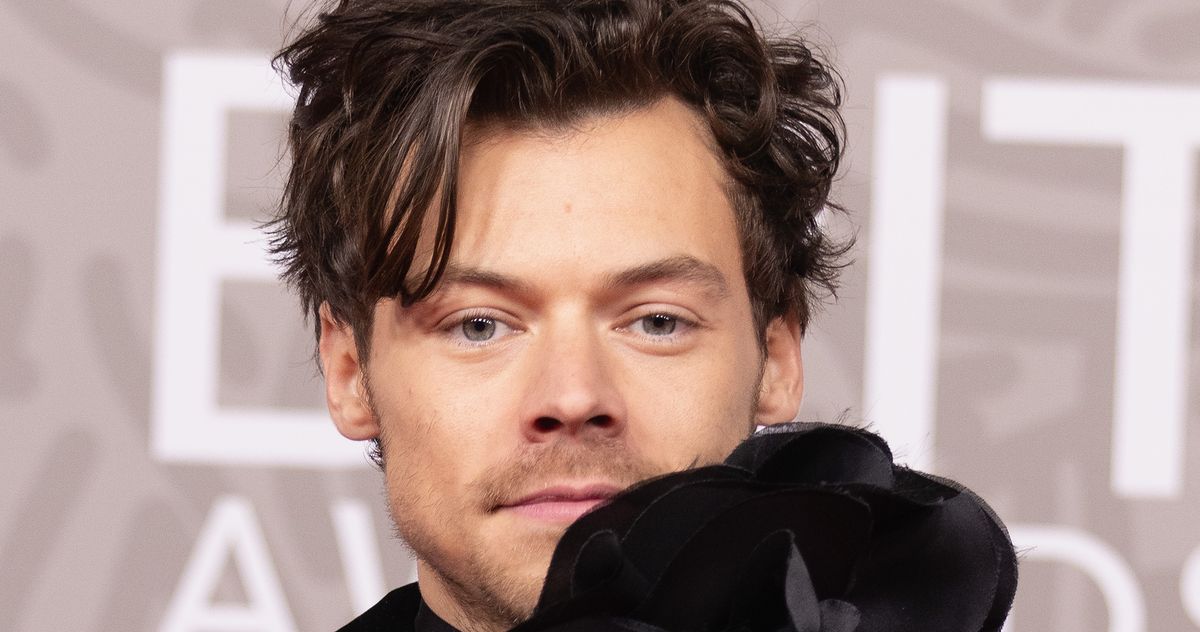 Featured image for Harry Styles and Emily Ratajkowski Spotted Kissing in Tokyo, Sparking Dating Rumors.