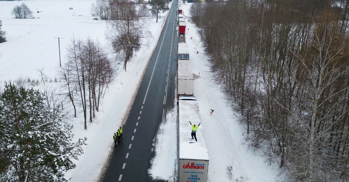 "Polish Truckers and Farmers Clash with Government Over Ukraine Border Blockades"