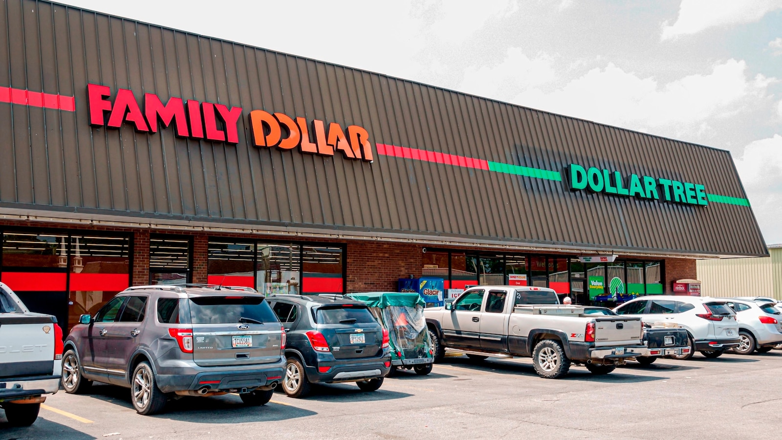 Featured image for "Dollar Tree and Family Dollar to Close 1,000 Stores After Fourth-Quarter Loss"